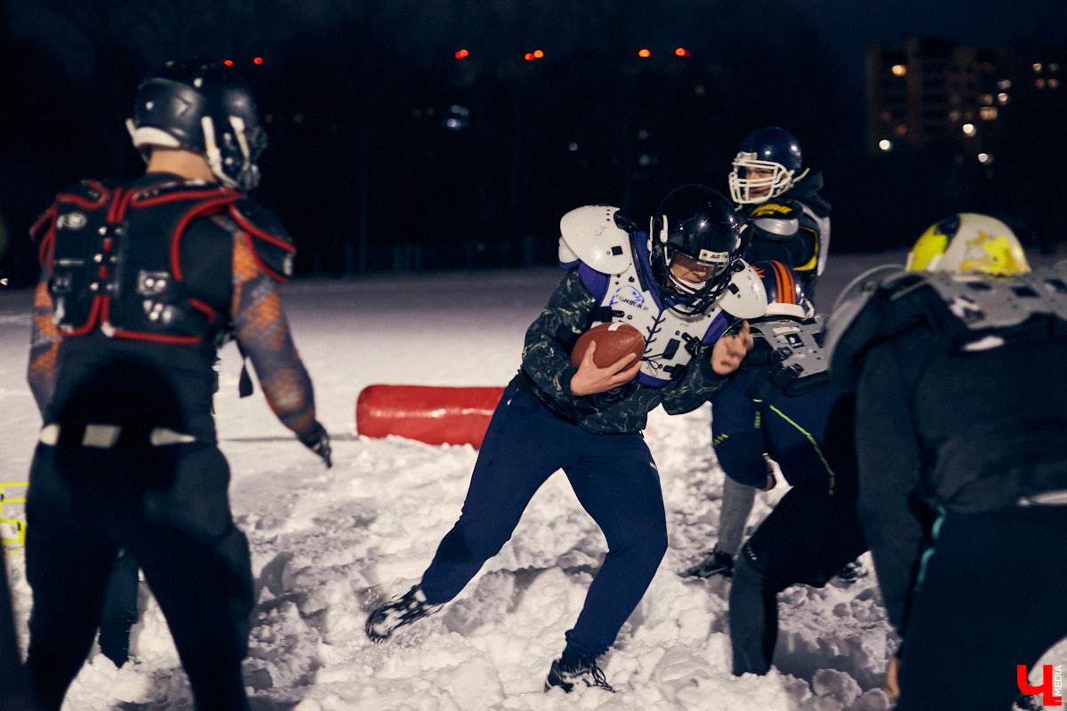 День студента - праздник активный. И пока кто-то гуляет по барам, сверстники достигают успехов в необычных видах спорта на заснеженном поле. Зрелищные схватки регбисток в сугробах, суровые футболисты в шлемах и летающие повсюду продолговатые мячи вечером понедельника на стадионе Пединститута.