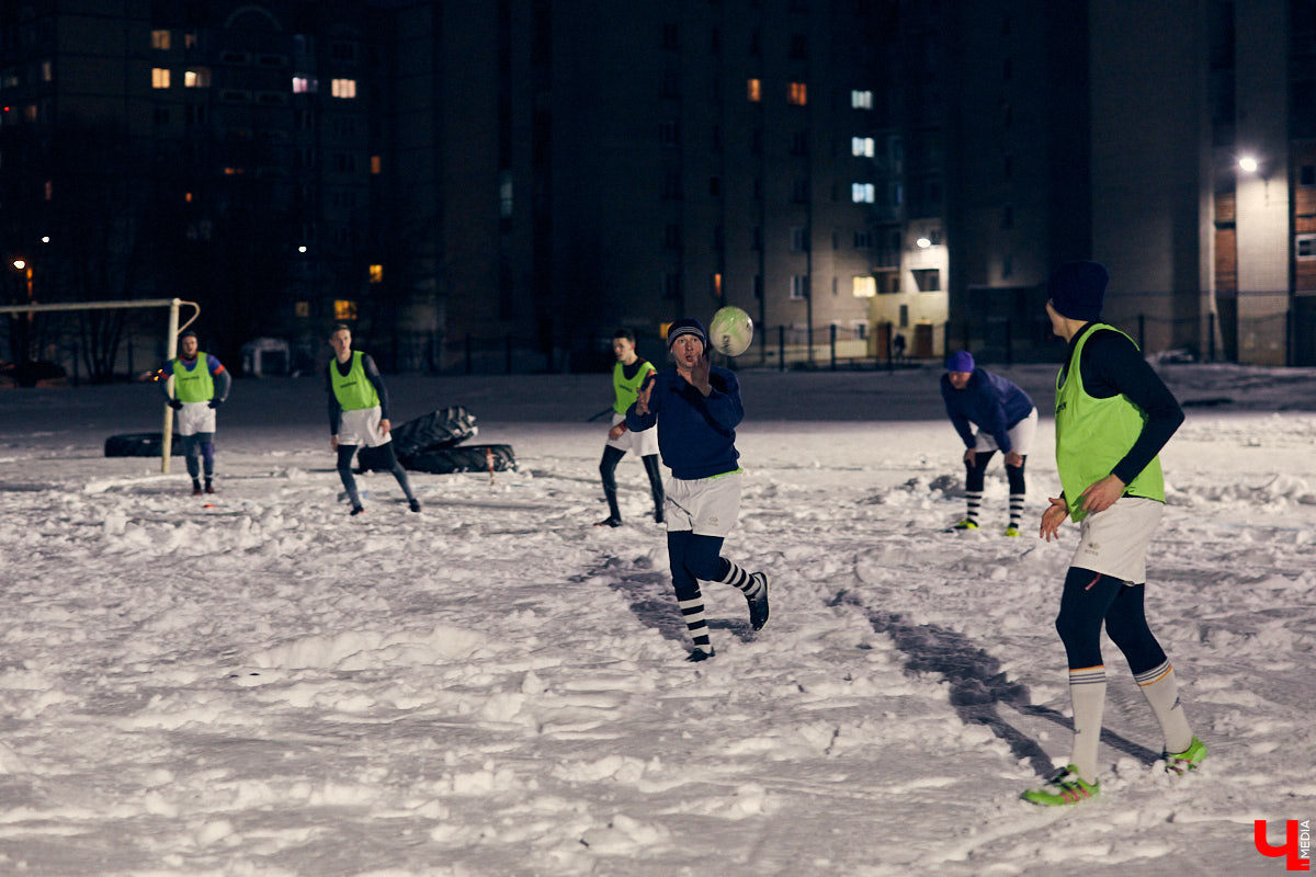 День студента - праздник активный. И пока кто-то гуляет по барам, сверстники достигают успехов в необычных видах спорта на заснеженном поле. Зрелищные схватки регбисток в сугробах, суровые футболисты в шлемах и летающие повсюду продолговатые мячи вечером понедельника на стадионе Пединститута.