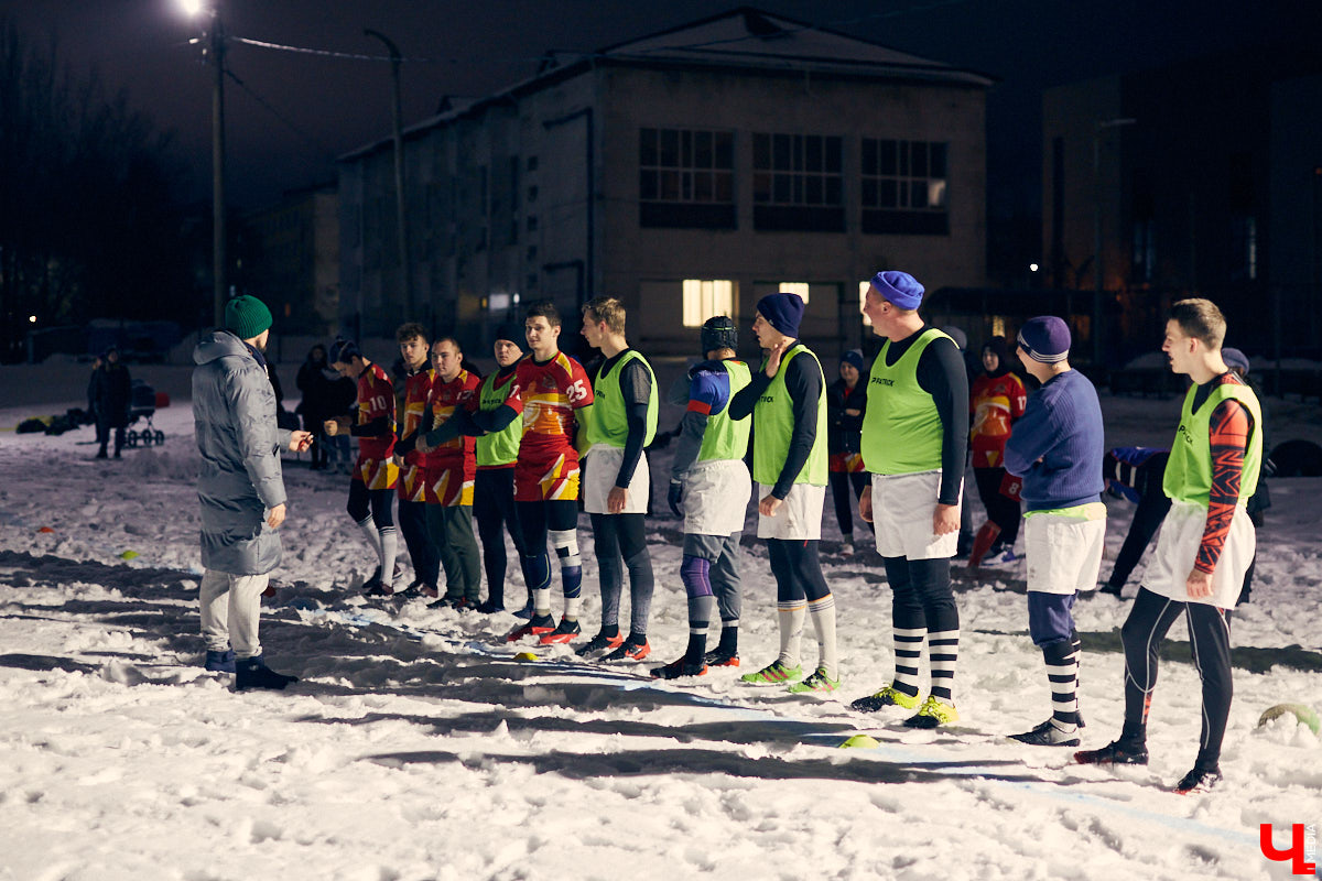 День студента - праздник активный. И пока кто-то гуляет по барам, сверстники достигают успехов в необычных видах спорта на заснеженном поле. Зрелищные схватки регбисток в сугробах, суровые футболисты в шлемах и летающие повсюду продолговатые мячи вечером понедельника на стадионе Пединститута.