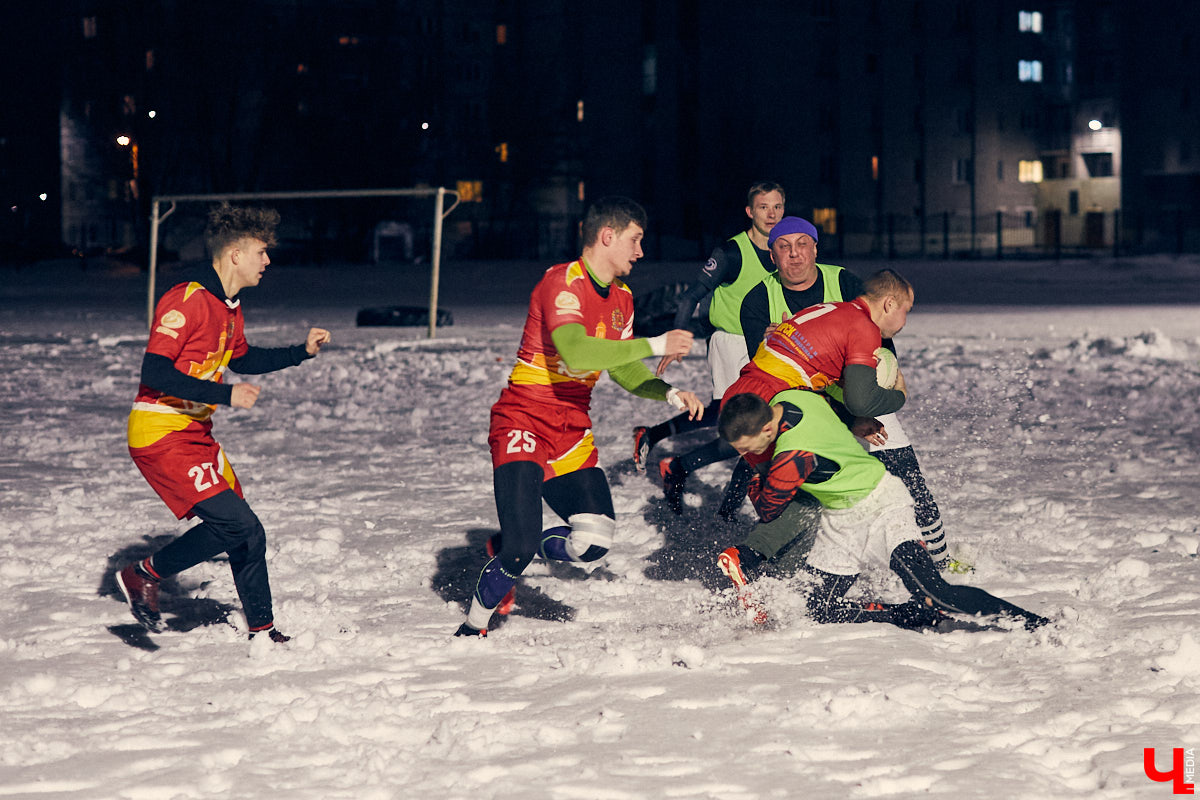 День студента - праздник активный. И пока кто-то гуляет по барам, сверстники достигают успехов в необычных видах спорта на заснеженном поле. Зрелищные схватки регбисток в сугробах, суровые футболисты в шлемах и летающие повсюду продолговатые мячи вечером понедельника на стадионе Пединститута.