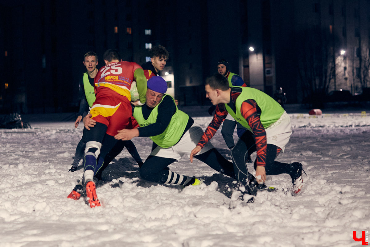 День студента - праздник активный. И пока кто-то гуляет по барам, сверстники достигают успехов в необычных видах спорта на заснеженном поле. Зрелищные схватки регбисток в сугробах, суровые футболисты в шлемах и летающие повсюду продолговатые мячи вечером понедельника на стадионе Пединститута.