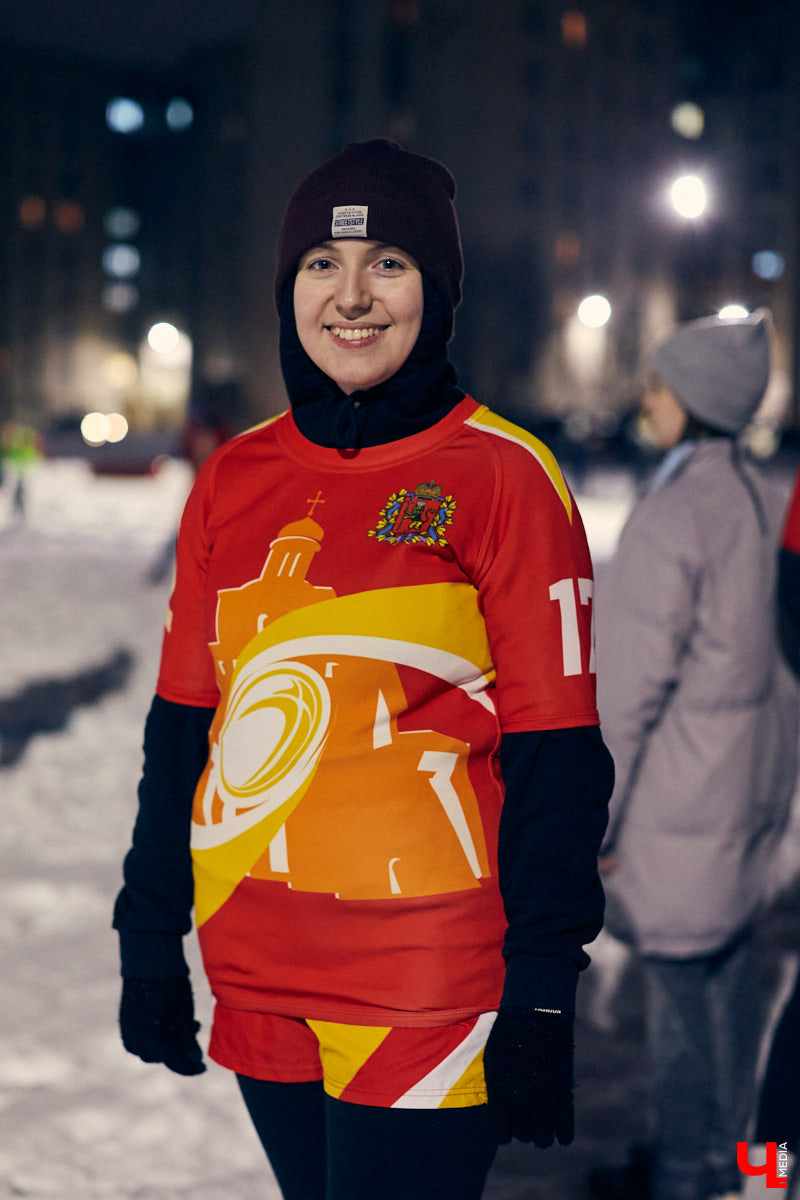 День студента - праздник активный. И пока кто-то гуляет по барам, сверстники достигают успехов в необычных видах спорта на заснеженном поле. Зрелищные схватки регбисток в сугробах, суровые футболисты в шлемах и летающие повсюду продолговатые мячи вечером понедельника на стадионе Пединститута.