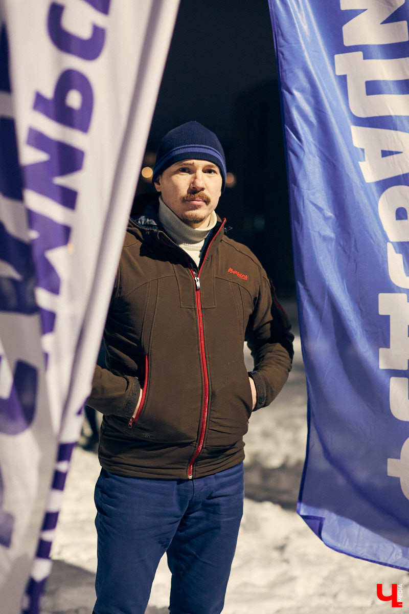 День студента - праздник активный. И пока кто-то гуляет по барам, сверстники достигают успехов в необычных видах спорта на заснеженном поле. Зрелищные схватки регбисток в сугробах, суровые футболисты в шлемах и летающие повсюду продолговатые мячи вечером понедельника на стадионе Пединститута.