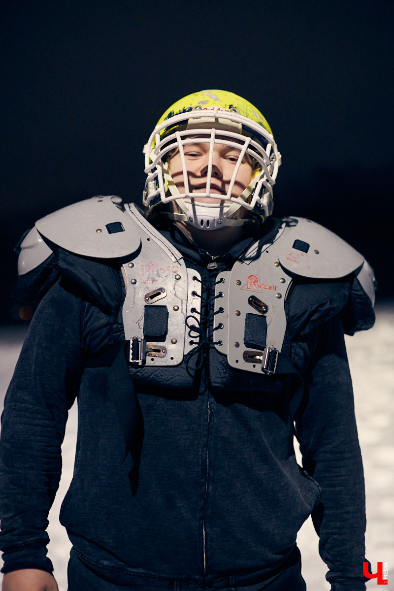 День студента - праздник активный. И пока кто-то гуляет по барам, сверстники достигают успехов в необычных видах спорта на заснеженном поле. Зрелищные схватки регбисток в сугробах, суровые футболисты в шлемах и летающие повсюду продолговатые мячи вечером понедельника на стадионе Пединститута.