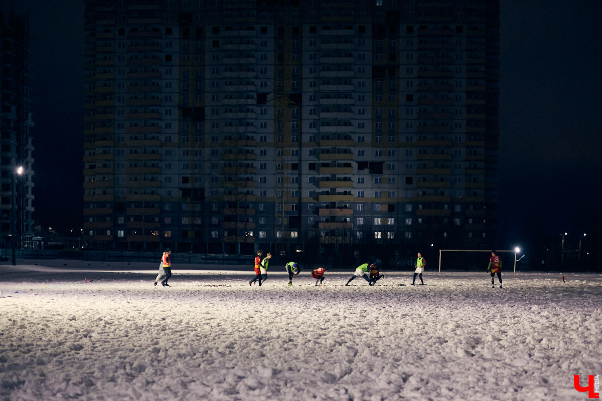 День студента - праздник активный. И пока кто-то гуляет по барам, сверстники достигают успехов в необычных видах спорта на заснеженном поле. Зрелищные схватки регбисток в сугробах, суровые футболисты в шлемах и летающие повсюду продолговатые мячи вечером понедельника на стадионе Пединститута.