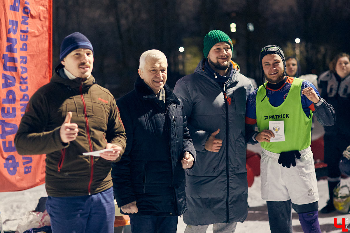 День студента - праздник активный. И пока кто-то гуляет по барам, сверстники достигают успехов в необычных видах спорта на заснеженном поле. Зрелищные схватки регбисток в сугробах, суровые футболисты в шлемах и летающие повсюду продолговатые мячи вечером понедельника на стадионе Пединститута.