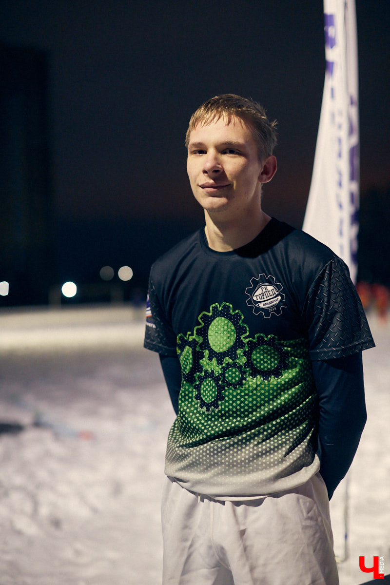 День студента - праздник активный. И пока кто-то гуляет по барам, сверстники достигают успехов в необычных видах спорта на заснеженном поле. Зрелищные схватки регбисток в сугробах, суровые футболисты в шлемах и летающие повсюду продолговатые мячи вечером понедельника на стадионе Пединститута.