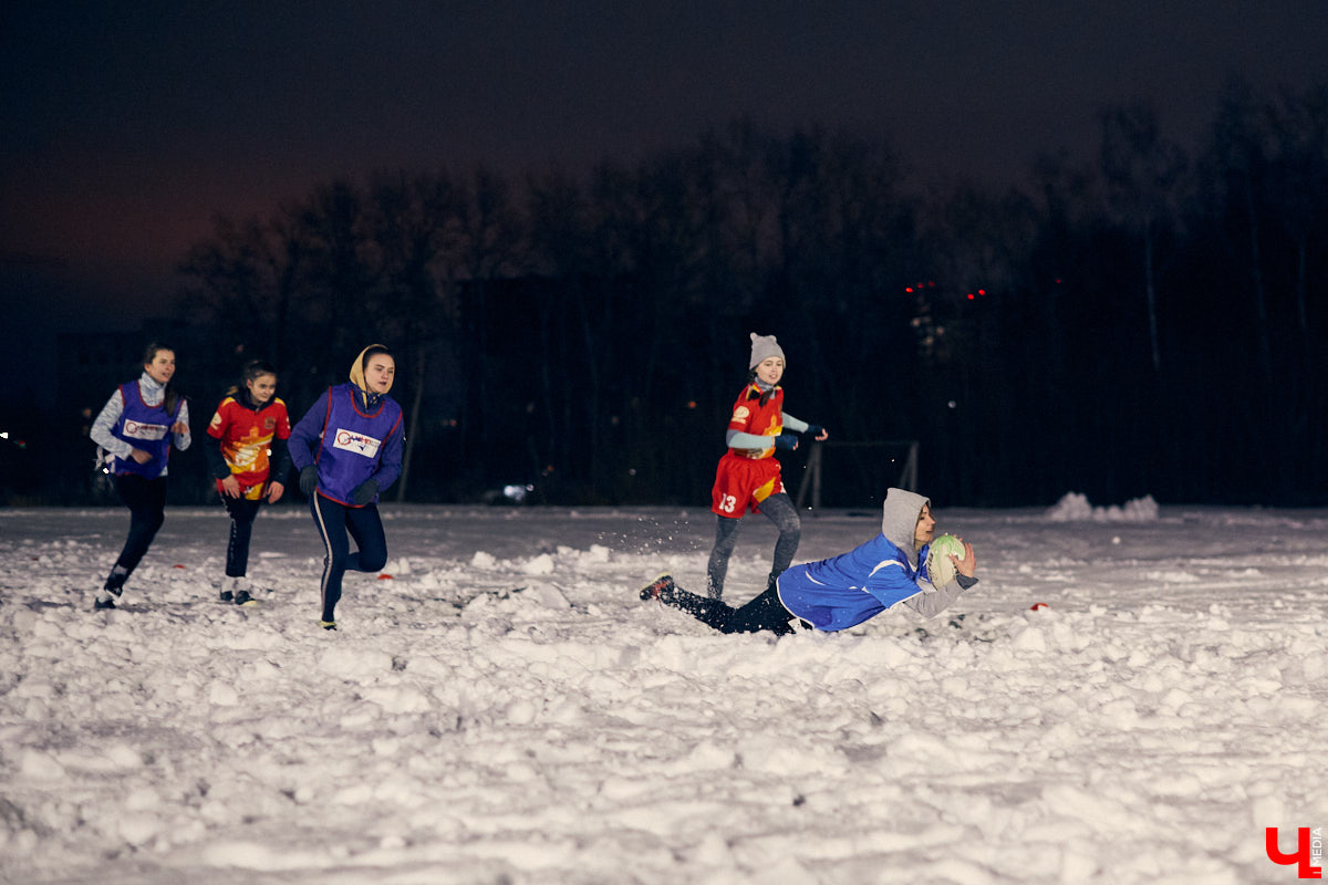 День студента - праздник активный. И пока кто-то гуляет по барам, сверстники достигают успехов в необычных видах спорта на заснеженном поле. Зрелищные схватки регбисток в сугробах, суровые футболисты в шлемах и летающие повсюду продолговатые мячи вечером понедельника на стадионе Пединститута.