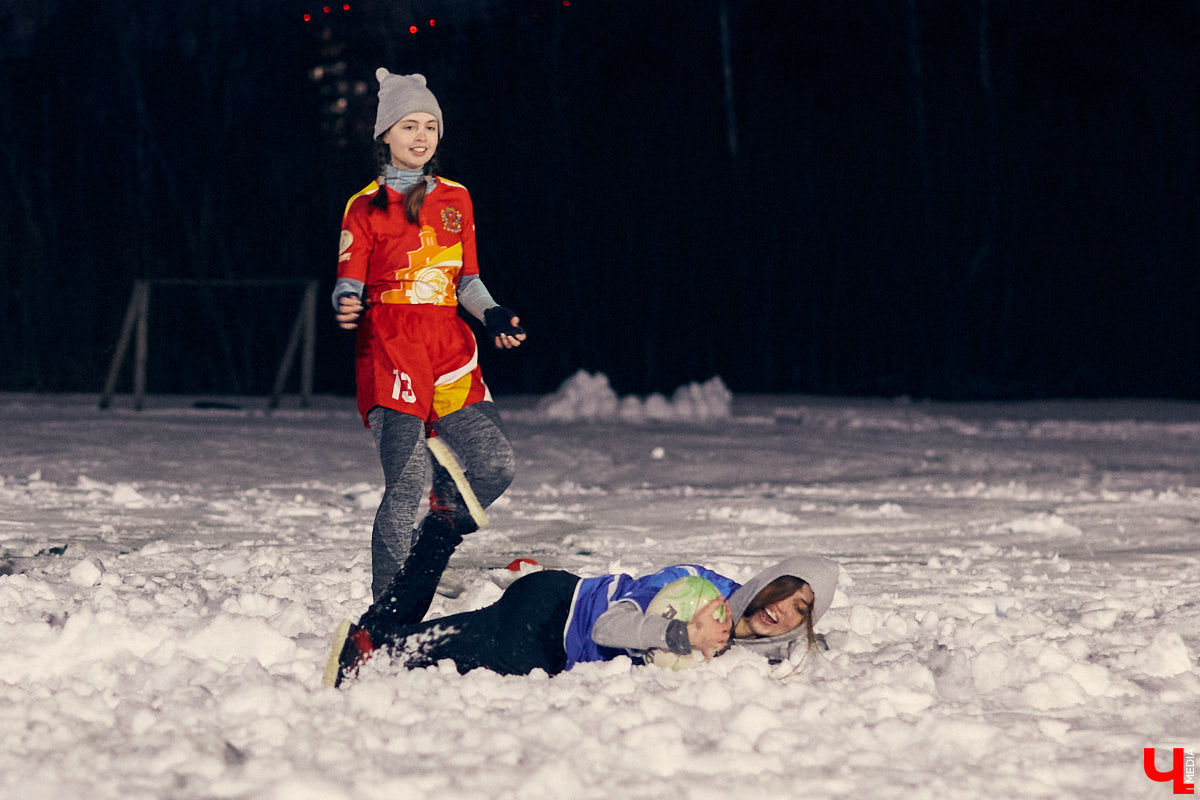 День студента - праздник активный. И пока кто-то гуляет по барам, сверстники достигают успехов в необычных видах спорта на заснеженном поле. Зрелищные схватки регбисток в сугробах, суровые футболисты в шлемах и летающие повсюду продолговатые мячи вечером понедельника на стадионе Пединститута.