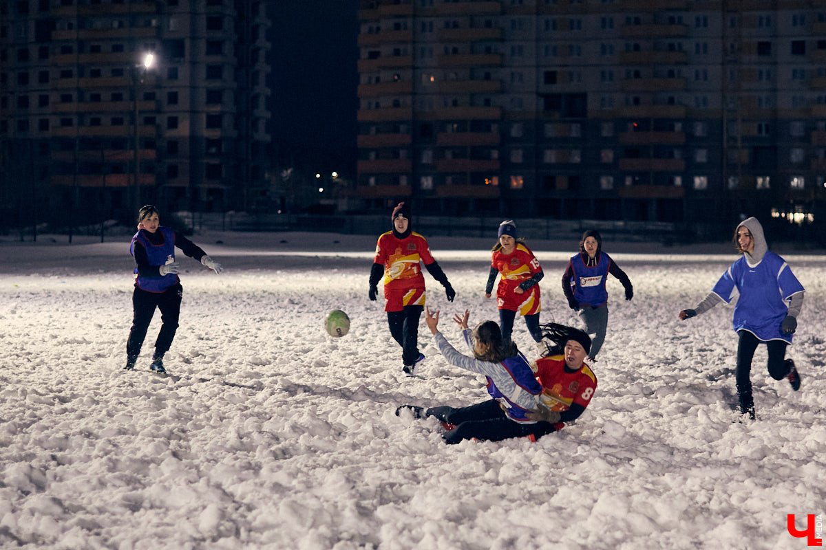 День студента - праздник активный. И пока кто-то гуляет по барам, сверстники достигают успехов в необычных видах спорта на заснеженном поле. Зрелищные схватки регбисток в сугробах, суровые футболисты в шлемах и летающие повсюду продолговатые мячи вечером понедельника на стадионе Пединститута.