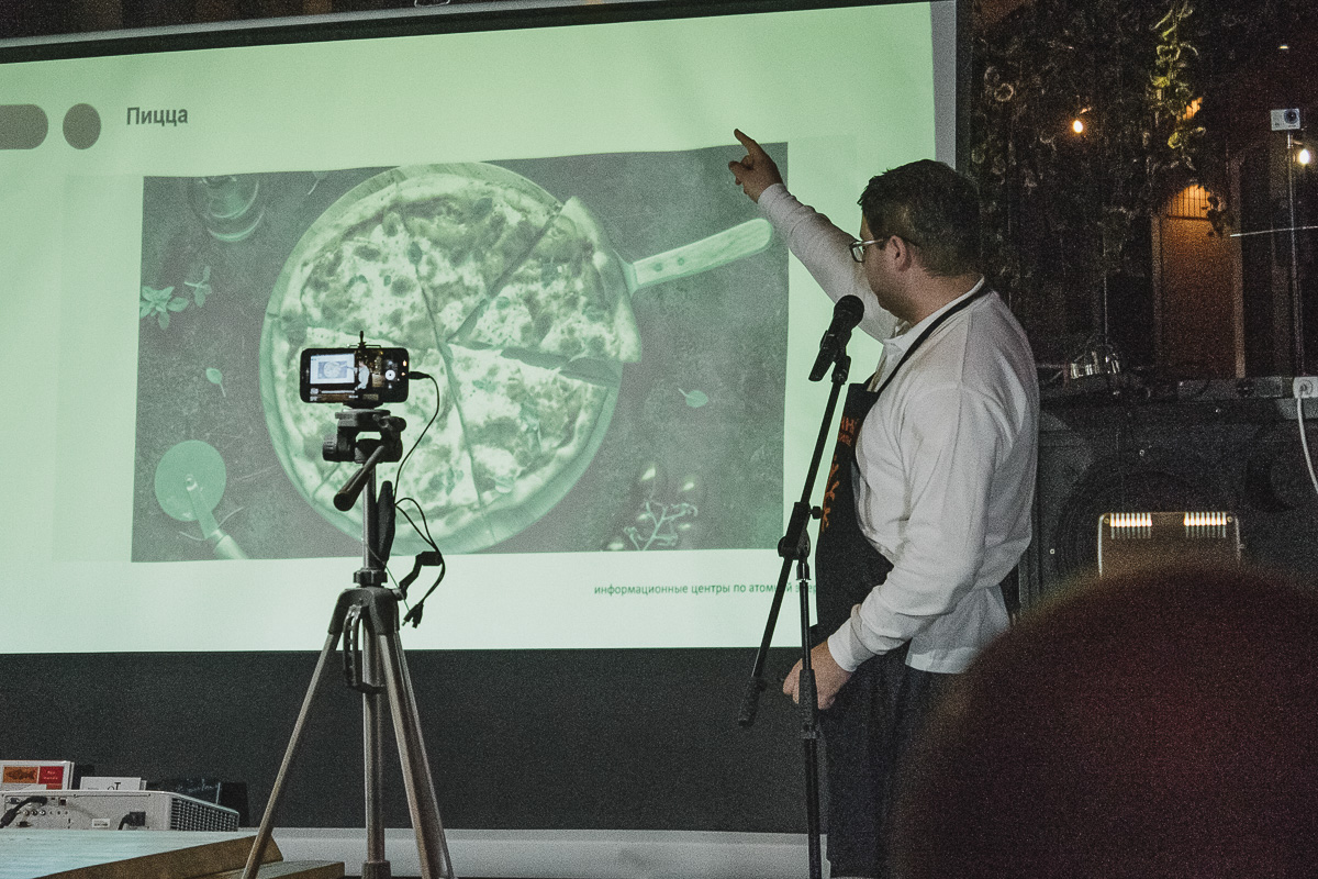 Просто о сложном — это формула ток-шоу «Научный холодильник». Эксперты поделились знаниями из разных областей, сдобрив лекции примерами о пицце и других вкусностях.