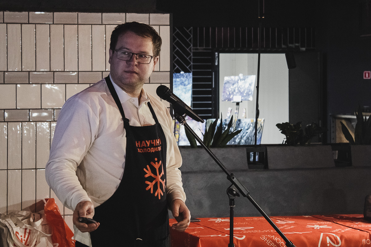 Просто о сложном — это формула ток-шоу «Научный холодильник». Эксперты поделились знаниями из разных областей, сдобрив лекции примерами о пицце и других вкусностях.