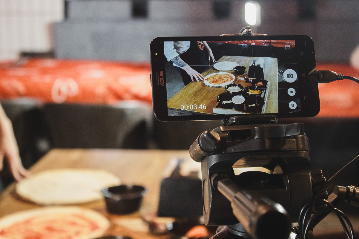 Просто о сложном — это формула ток-шоу «Научный холодильник». Эксперты поделились знаниями из разных областей, сдобрив лекции примерами о пицце и других вкусностях.