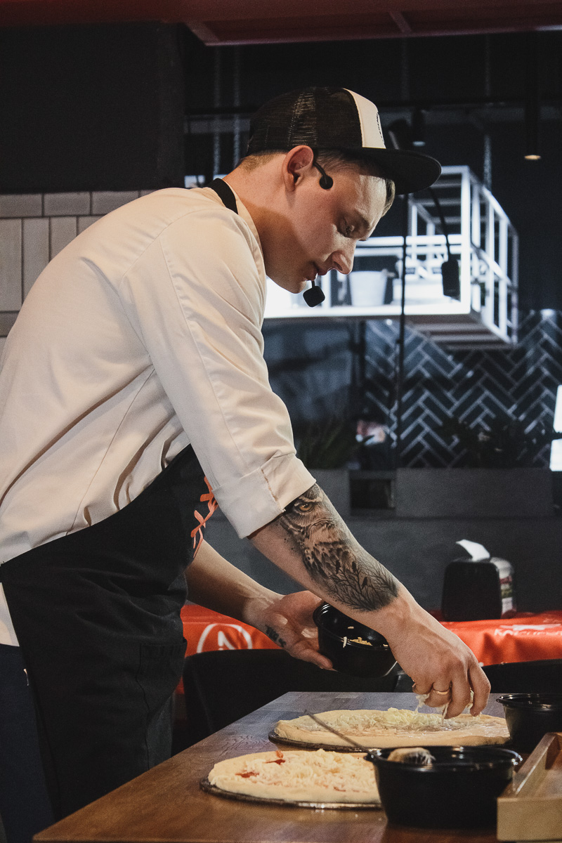 Просто о сложном — это формула ток-шоу «Научный холодильник». Эксперты поделились знаниями из разных областей, сдобрив лекции примерами о пицце и других вкусностях.