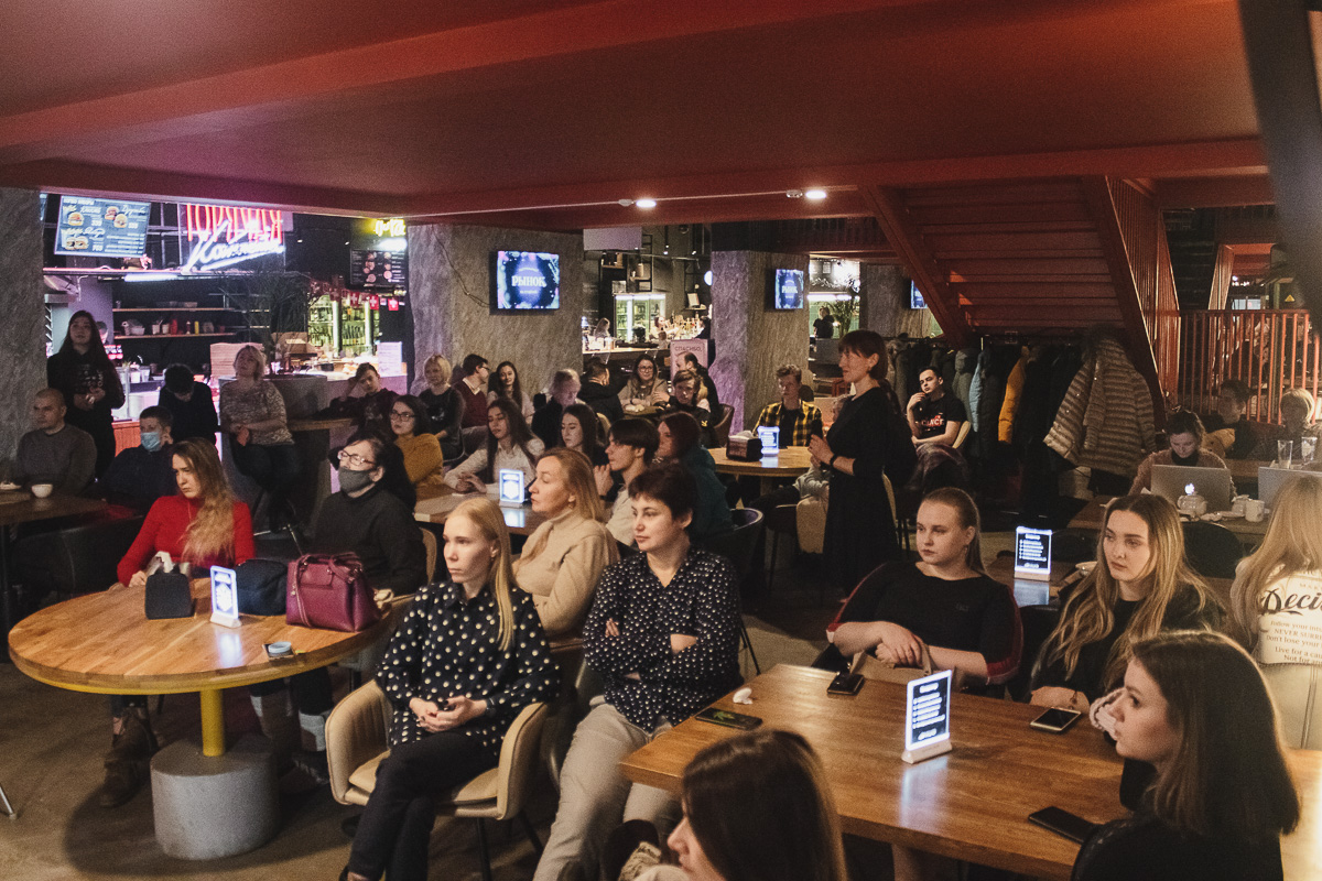 Просто о сложном — это формула ток-шоу «Научный холодильник». Эксперты поделились знаниями из разных областей, сдобрив лекции примерами о пицце и других вкусностях.