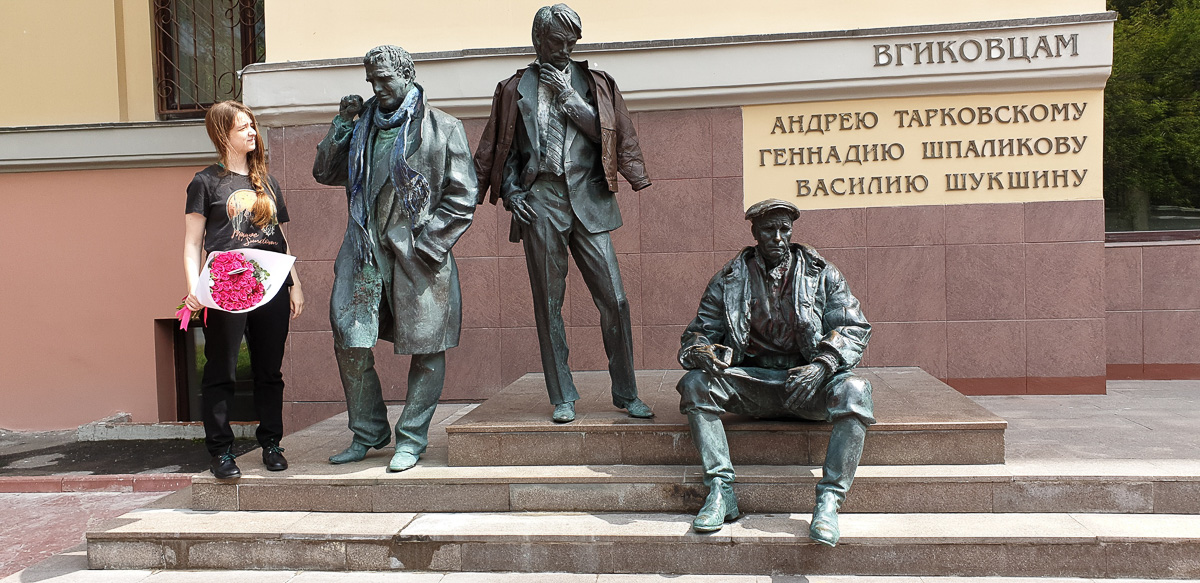 Серафима Головченко — сценаристка, отучившаяся во ВГИКе и там же создавшая свои первые работы. Сейчас девушка признана на уровне международных фестивалей, а сценарий дебюта «Чупакабра» выиграл питчинг Министерства культуры РФ и стал победителем четвертой сценарной премии «СЛОВО» имени Валентина Черных.