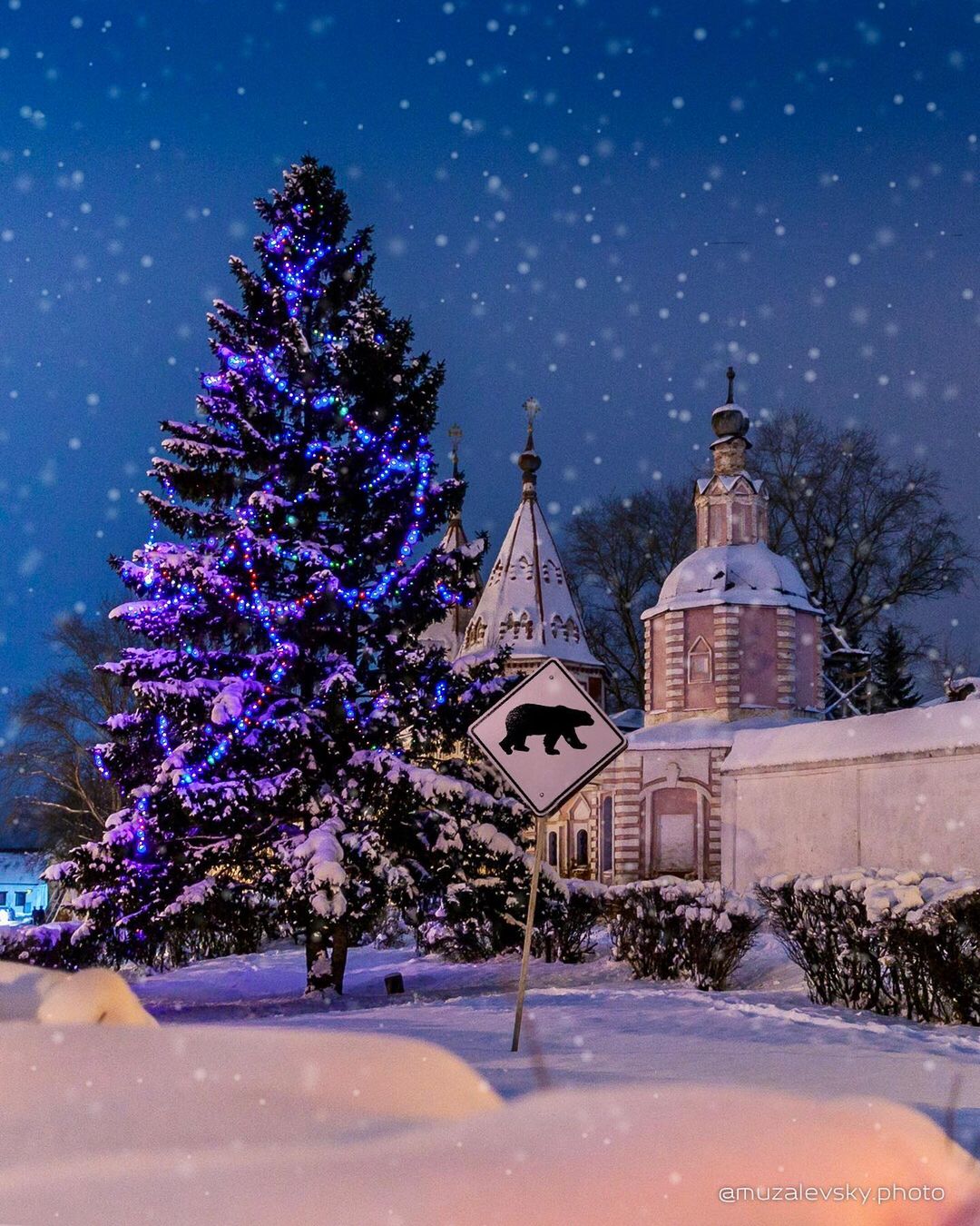 Если вам кажется, что Суздаль - город-сказка, то работы Игоря Музалевского заставят вас уронить на пол челюсть. Московский фотограф дополняет реальность фантастическими сюжетами.