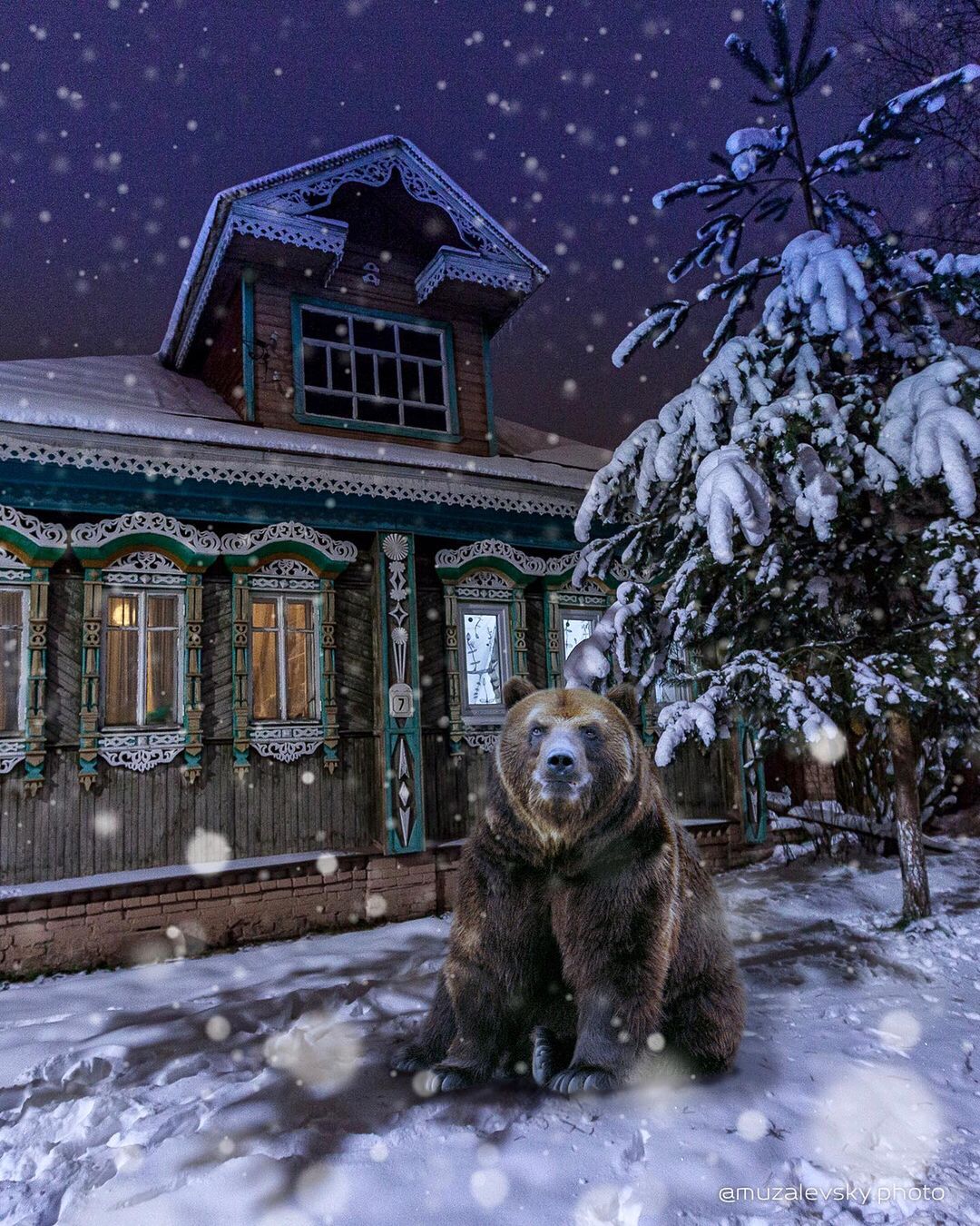 Если вам кажется, что Суздаль - город-сказка, то работы Игоря Музалевского заставят вас уронить на пол челюсть. Московский фотограф дополняет реальность фантастическими сюжетами.