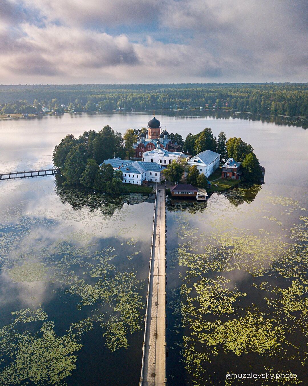 Если вам кажется, что Суздаль - город-сказка, то работы Игоря Музалевского заставят вас уронить на пол челюсть. Московский фотограф дополняет реальность фантастическими сюжетами.