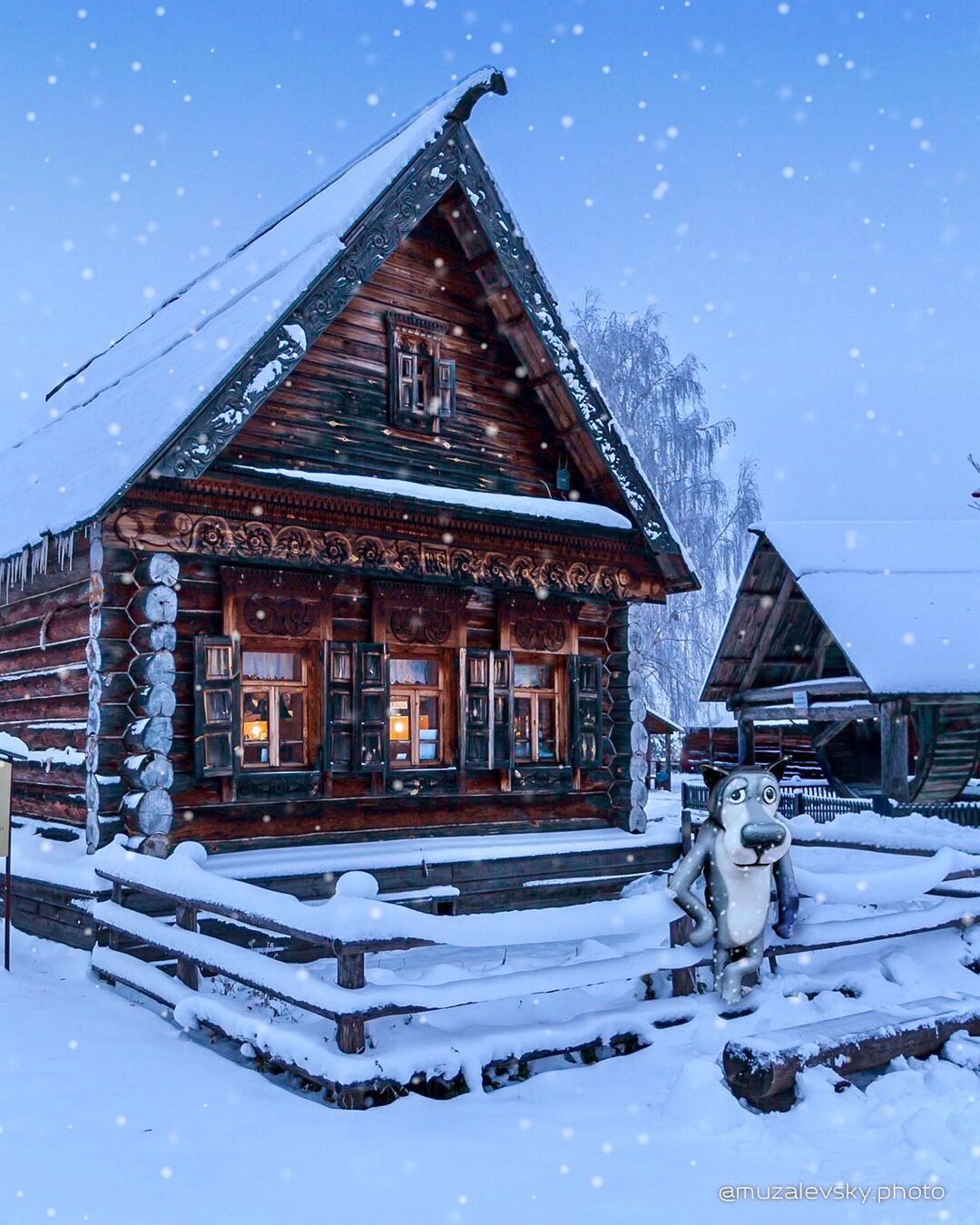 Если вам кажется, что Суздаль - город-сказка, то работы Игоря Музалевского заставят вас уронить на пол челюсть. Московский фотограф дополняет реальность фантастическими сюжетами.