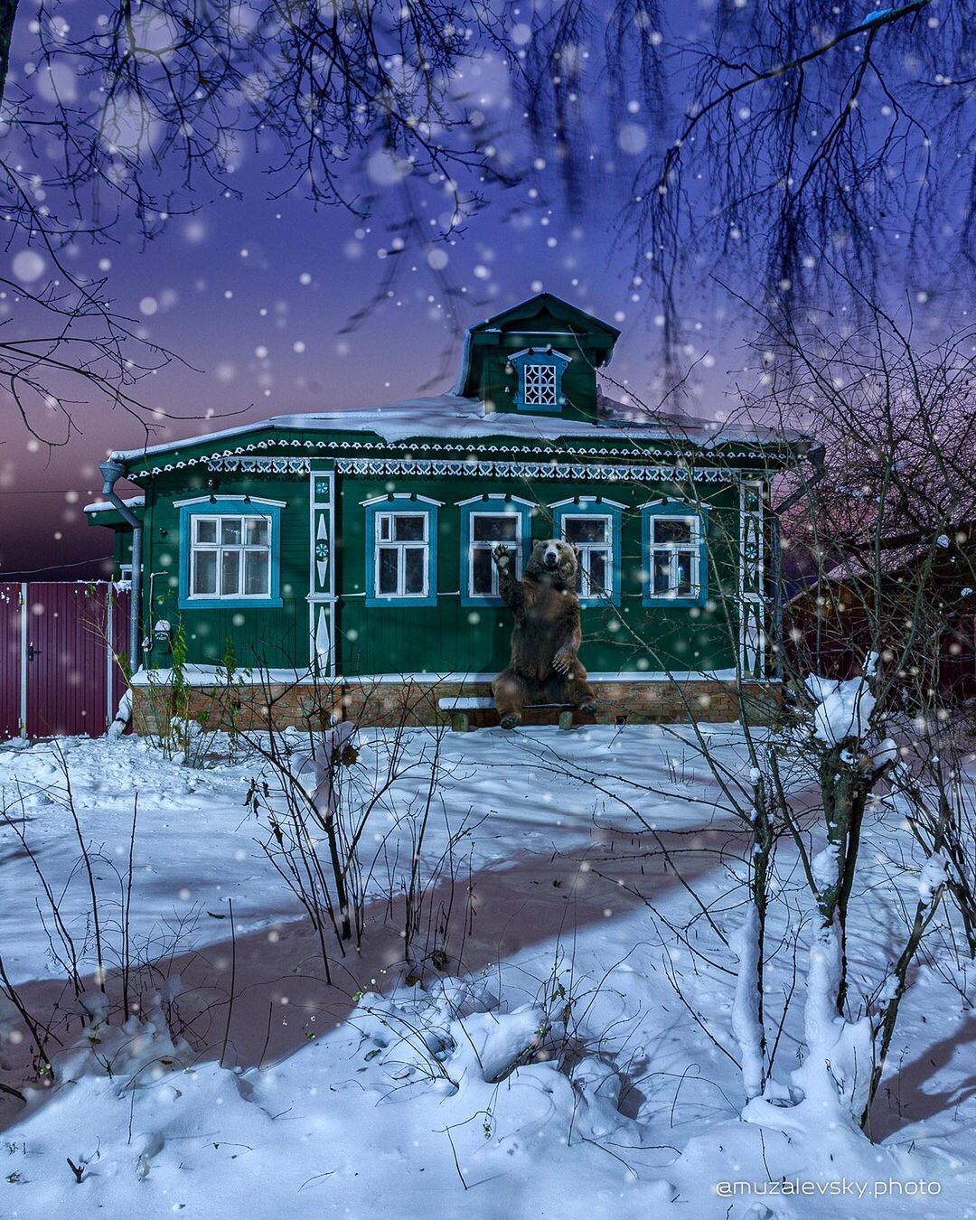 Если вам кажется, что Суздаль - город-сказка, то работы Игоря Музалевского заставят вас уронить на пол челюсть. Московский фотограф дополняет реальность фантастическими сюжетами.