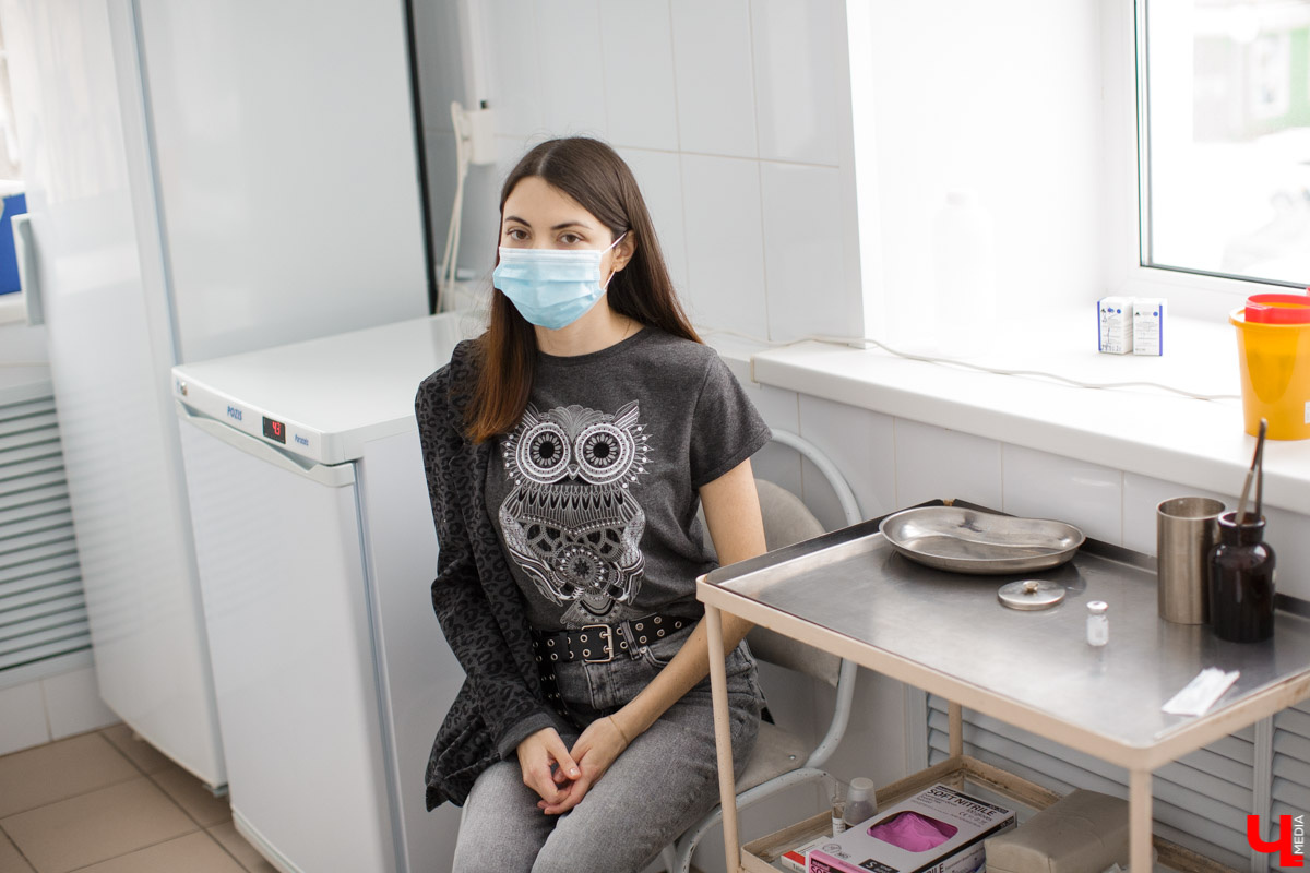 С 18 января во Владимире началась массовая вакцинация от коронавирусной инфекции. Не откладывая дело в долгий ящик, корреспондент «Ключ-Медиа» Евгения Ащаулова решила испытать покрытую невероятным количеством слухов вакцину «Спутник V» на себе. И конечно же, рассказать об этом нашим читателям.