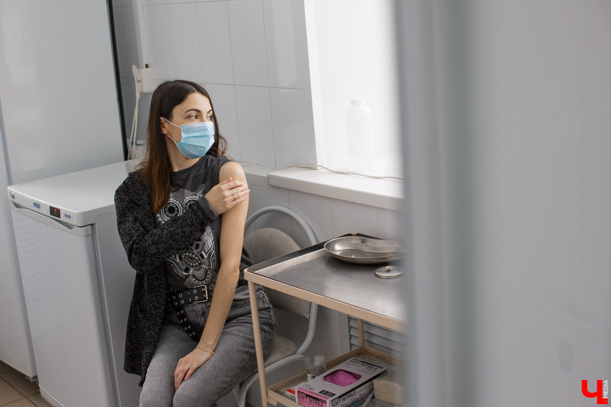 С 18 января во Владимире началась массовая вакцинация от коронавирусной инфекции. Не откладывая дело в долгий ящик, корреспондент «Ключ-Медиа» Евгения Ащаулова решила испытать покрытую невероятным количеством слухов вакцину «Спутник V» на себе. И конечно же, рассказать об этом нашим читателям.