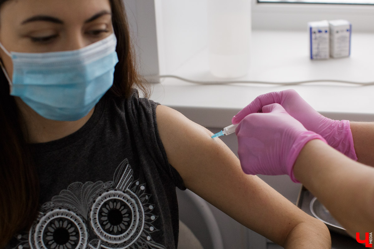 С 18 января во Владимире началась массовая вакцинация от коронавирусной инфекции. Не откладывая дело в долгий ящик, корреспондент «Ключ-Медиа» Евгения Ащаулова решила испытать покрытую невероятным количеством слухов вакцину «Спутник V» на себе. И конечно же, рассказать об этом нашим читателям.