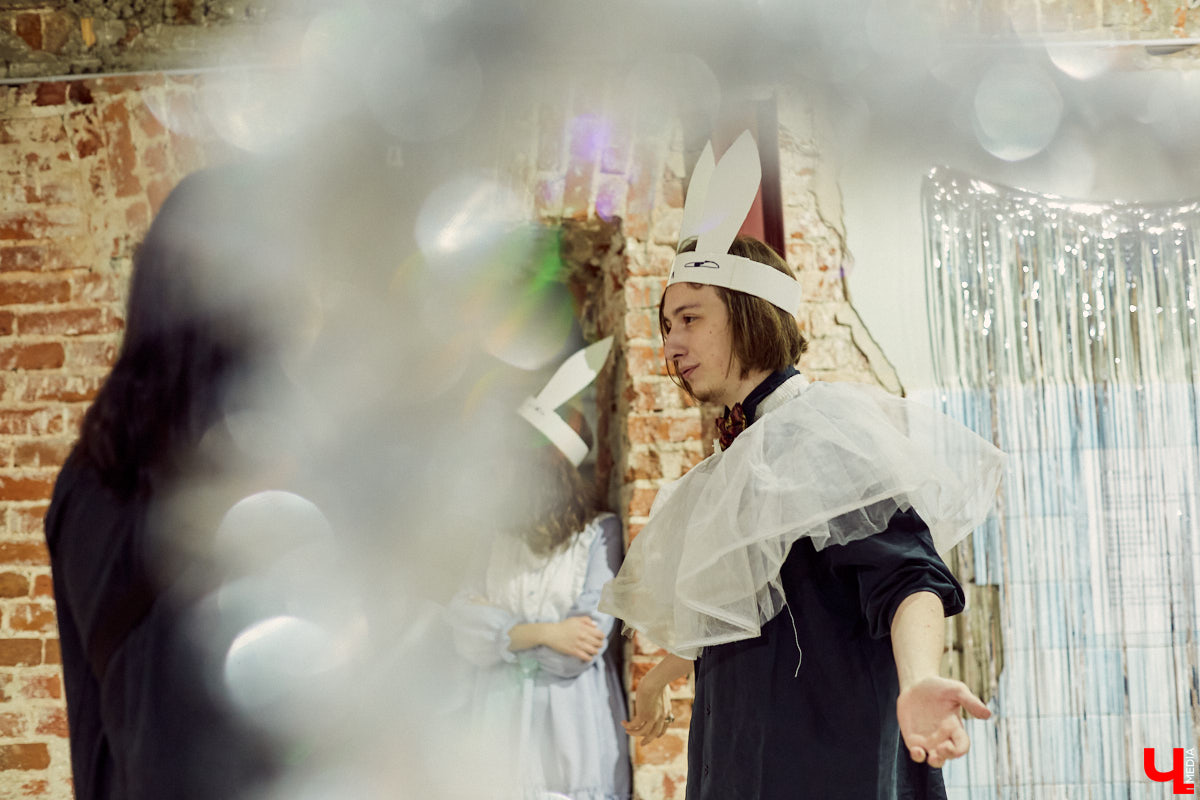 Современное искусство во Владимире продолжается. На этот раз владимирцы побывали на самом настоящем «Утреннике» — открытии выставки молодого художника Гарика Карасёва.