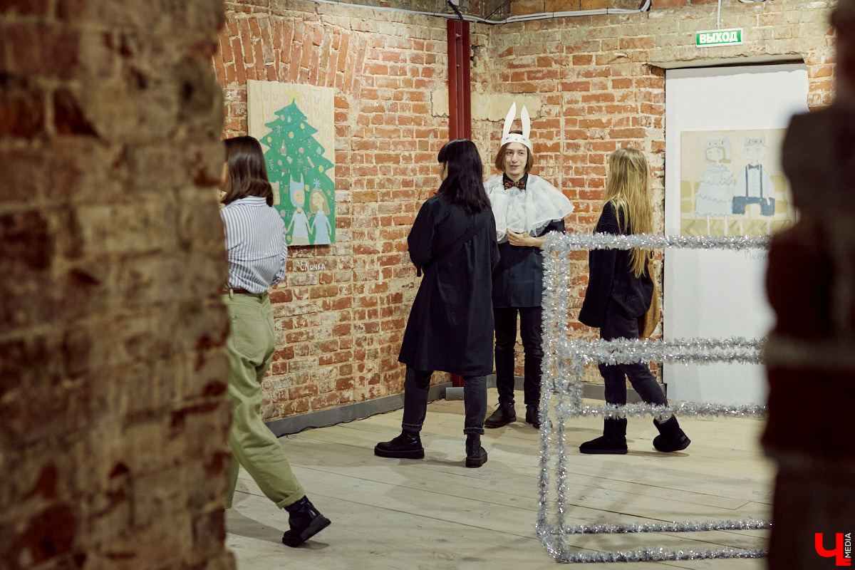 Современное искусство во Владимире продолжается. На этот раз владимирцы побывали на самом настоящем «Утреннике» — открытии выставки молодого художника Гарика Карасёва.