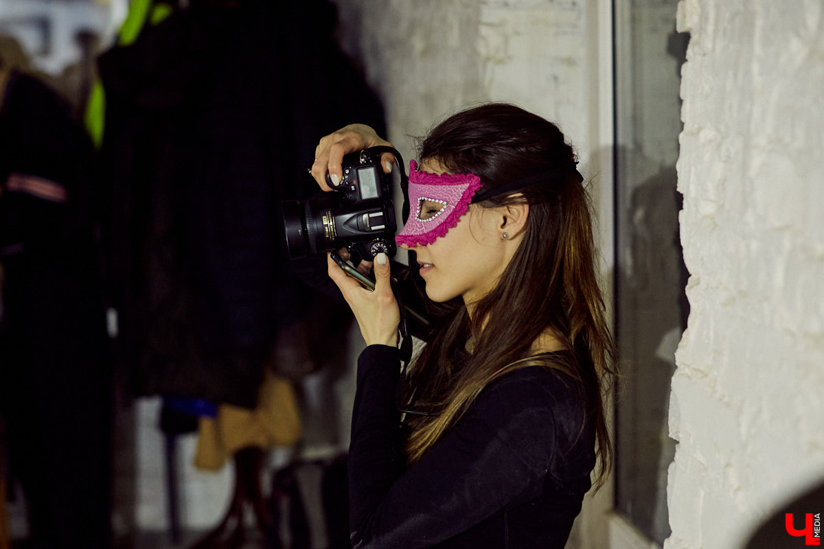 Современное искусство во Владимире продолжается. На этот раз владимирцы побывали на самом настоящем «Утреннике» — открытии выставки молодого художника Гарика Карасёва.