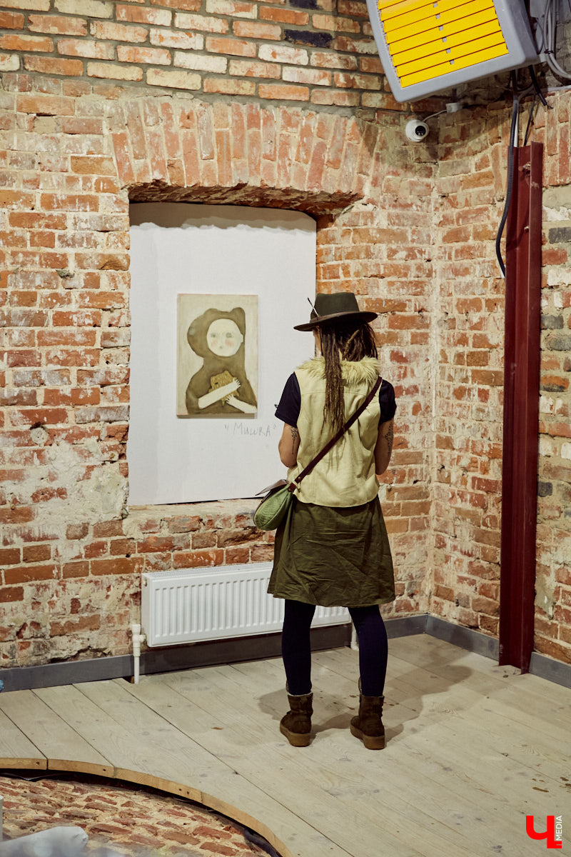 Современное искусство во Владимире продолжается. На этот раз владимирцы побывали на самом настоящем «Утреннике» — открытии выставки молодого художника Гарика Карасёва.