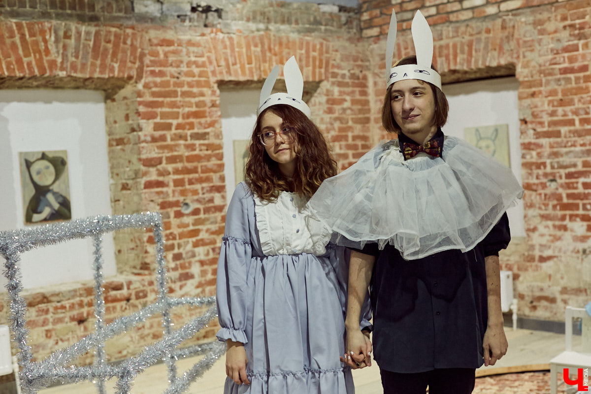 Современное искусство во Владимире продолжается. На этот раз владимирцы побывали на самом настоящем «Утреннике» — открытии выставки молодого художника Гарика Карасёва.