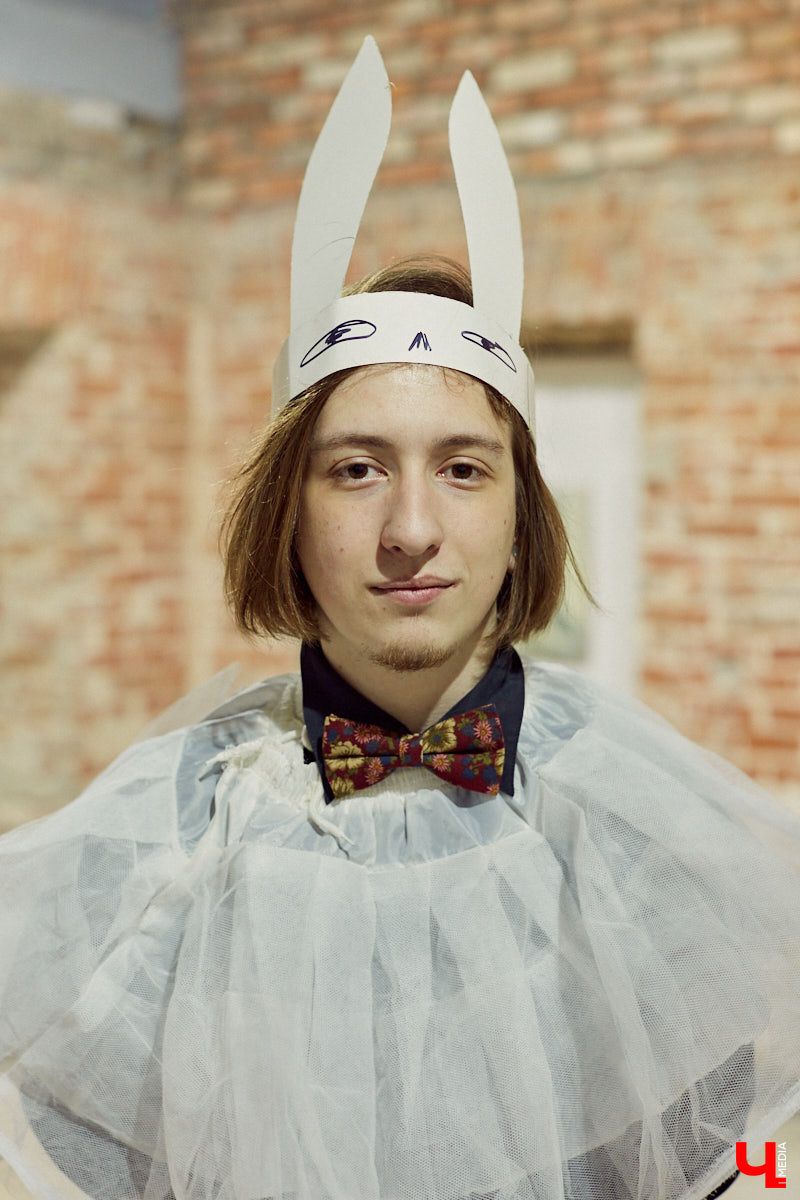 Современное искусство во Владимире продолжается. На этот раз владимирцы побывали на самом настоящем «Утреннике» — открытии выставки молодого художника Гарика Карасёва.