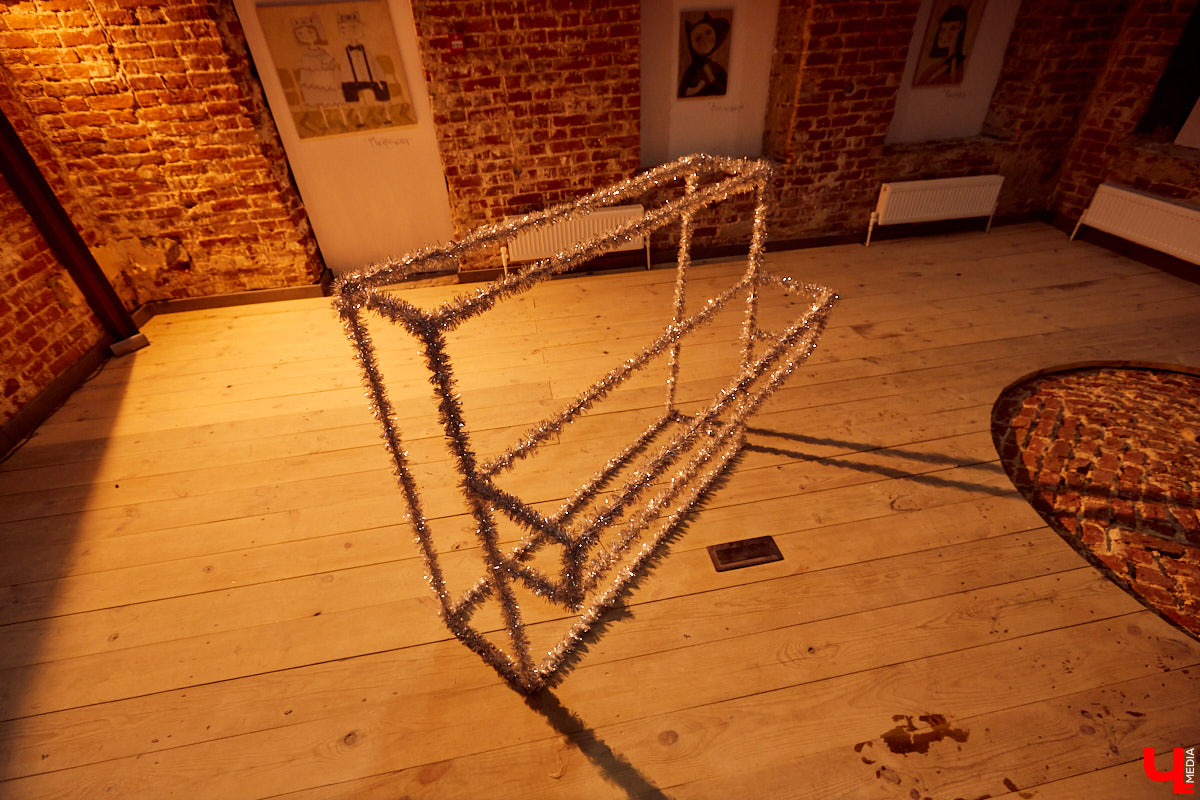 Современное искусство во Владимире продолжается. На этот раз владимирцы побывали на самом настоящем «Утреннике» — открытии выставки молодого художника Гарика Карасёва.