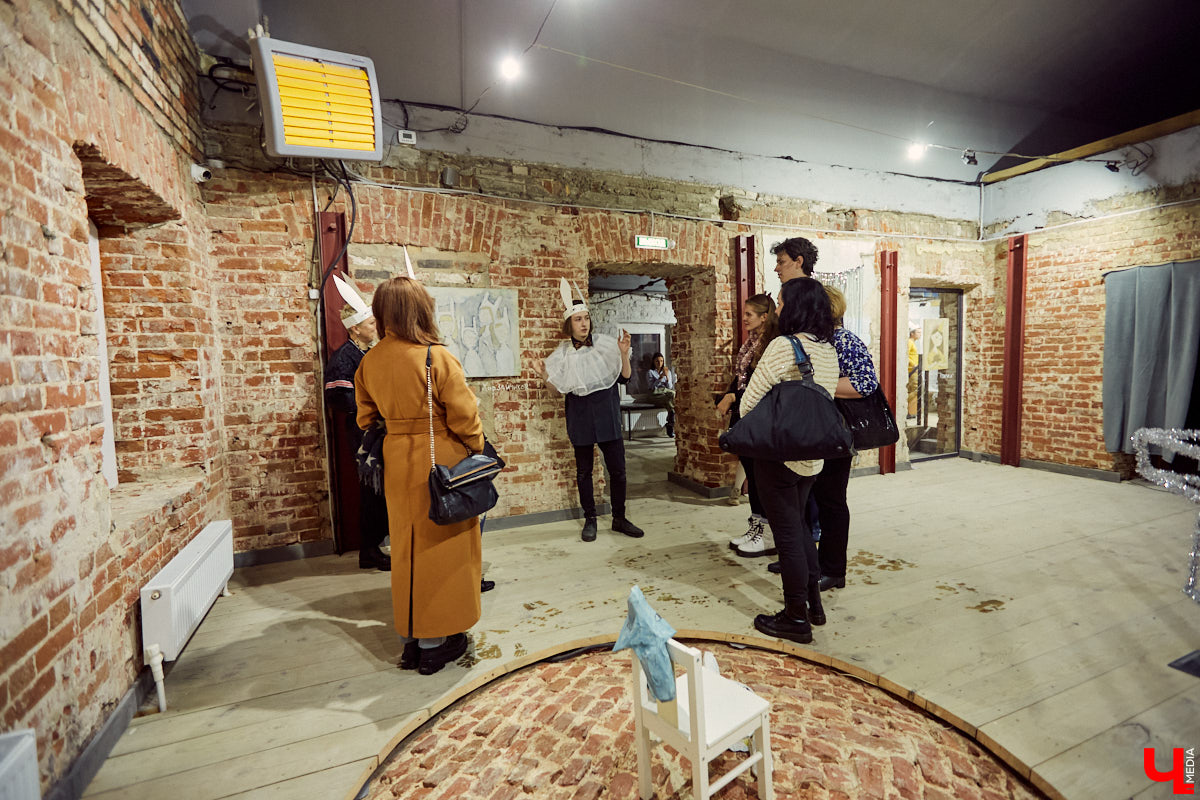 Современное искусство во Владимире продолжается. На этот раз владимирцы побывали на самом настоящем «Утреннике» — открытии выставки молодого художника Гарика Карасёва.