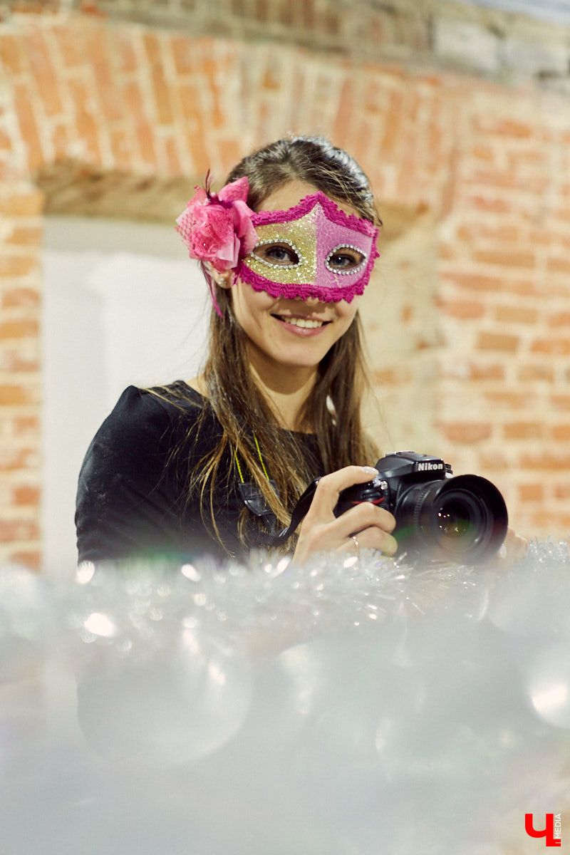 Современное искусство во Владимире продолжается. На этот раз владимирцы побывали на самом настоящем «Утреннике» — открытии выставки молодого художника Гарика Карасёва.