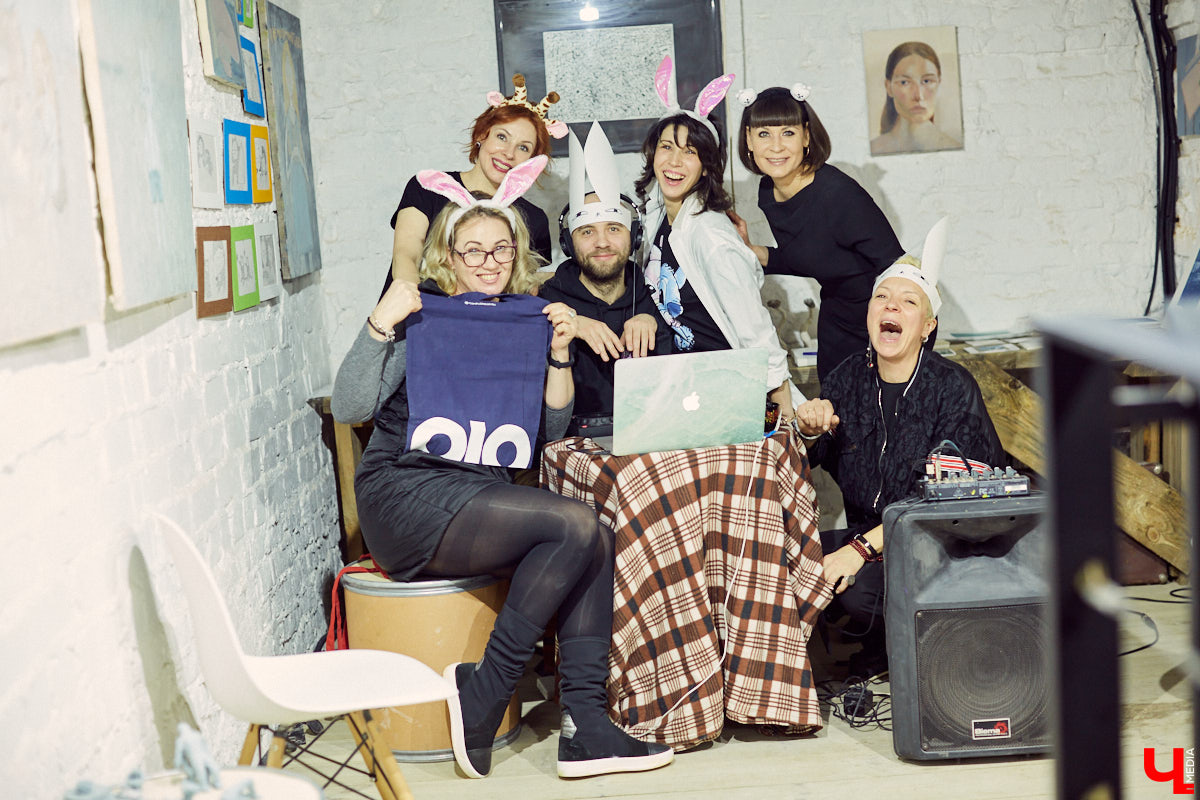 Современное искусство во Владимире продолжается. На этот раз владимирцы побывали на самом настоящем «Утреннике» — открытии выставки молодого художника Гарика Карасёва.