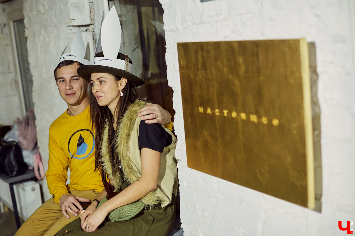 Современное искусство во Владимире продолжается. На этот раз владимирцы побывали на самом настоящем «Утреннике» — открытии выставки молодого художника Гарика Карасёва.