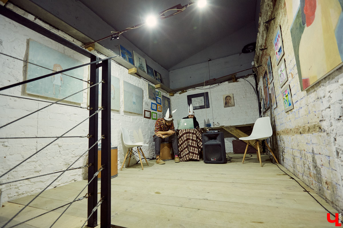 Современное искусство во Владимире продолжается. На этот раз владимирцы побывали на самом настоящем «Утреннике» — открытии выставки молодого художника Гарика Карасёва.