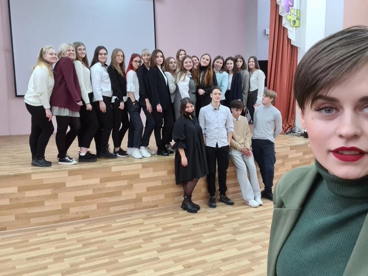 Алена Макарова переворачивает муромскую культуру потребления с ног на голову, и, между прочим, это комплимент! Экоактивистка провела первый урок экологики для школьников и несколько часов отвечала на вопросы ребят об утилизации отходов.