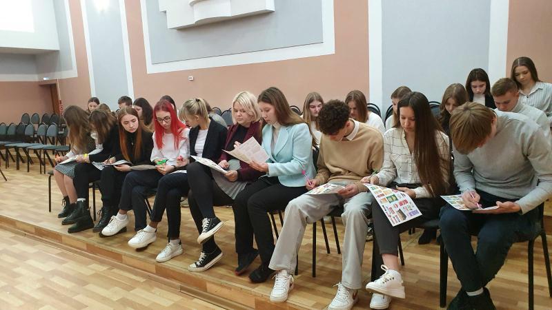 Алена Макарова переворачивает муромскую культуру потребления с ног на голову, и, между прочим, это комплимент! Экоактивистка провела первый урок экологики для школьников и несколько часов отвечала на вопросы ребят об утилизации отходов.