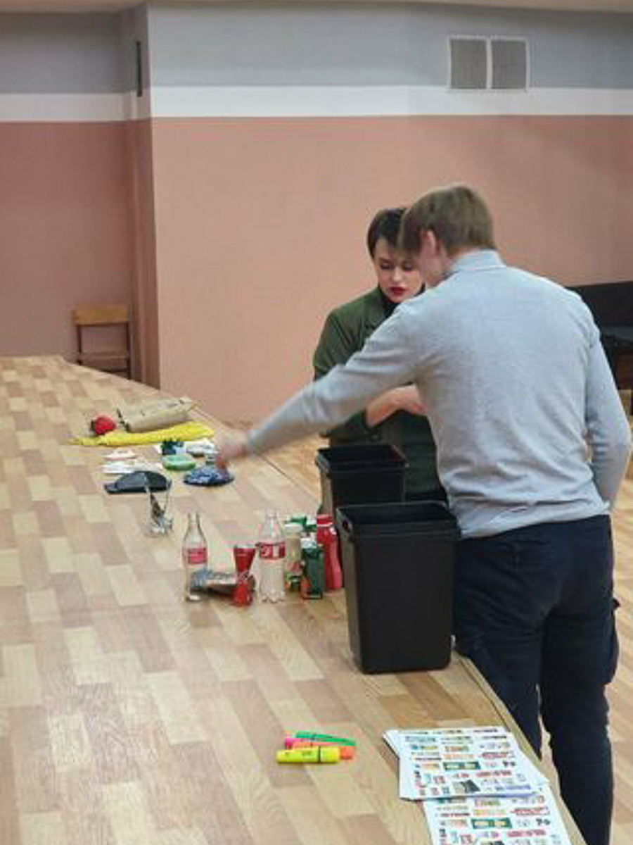 Алена Макарова переворачивает муромскую культуру потребления с ног на голову, и, между прочим, это комплимент! Экоактивистка провела первый урок экологики для школьников и несколько часов отвечала на вопросы ребят об утилизации отходов.