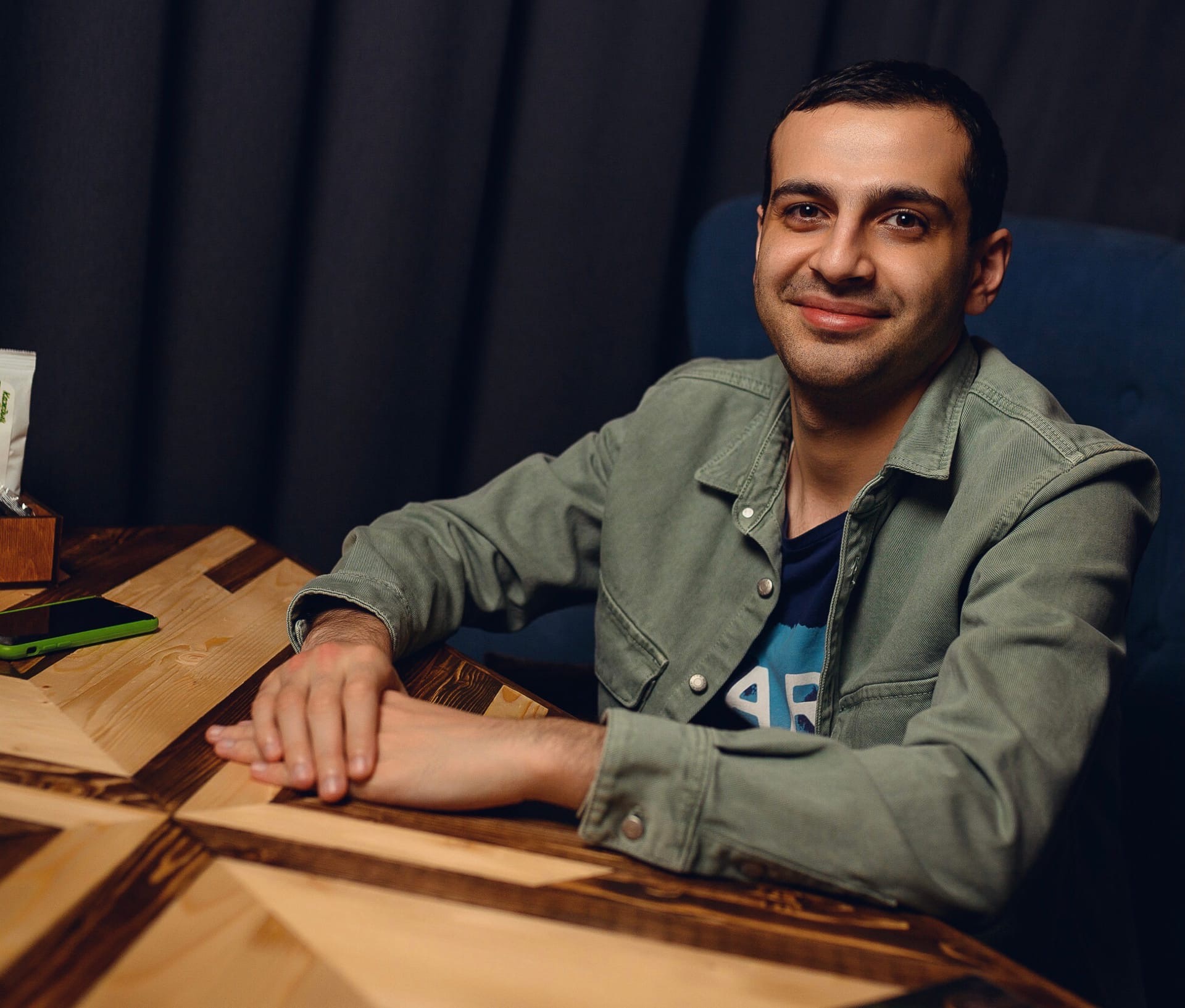 Скромный владимирский комик Сархан Сафарли вернулся в шоу «Comedy Баттл», минуя кастинг. О необычном предложении продюсеров ТНТ, новом материале и успешном выступлении скромный кавказец рассказал для «Ключ-Медиа».