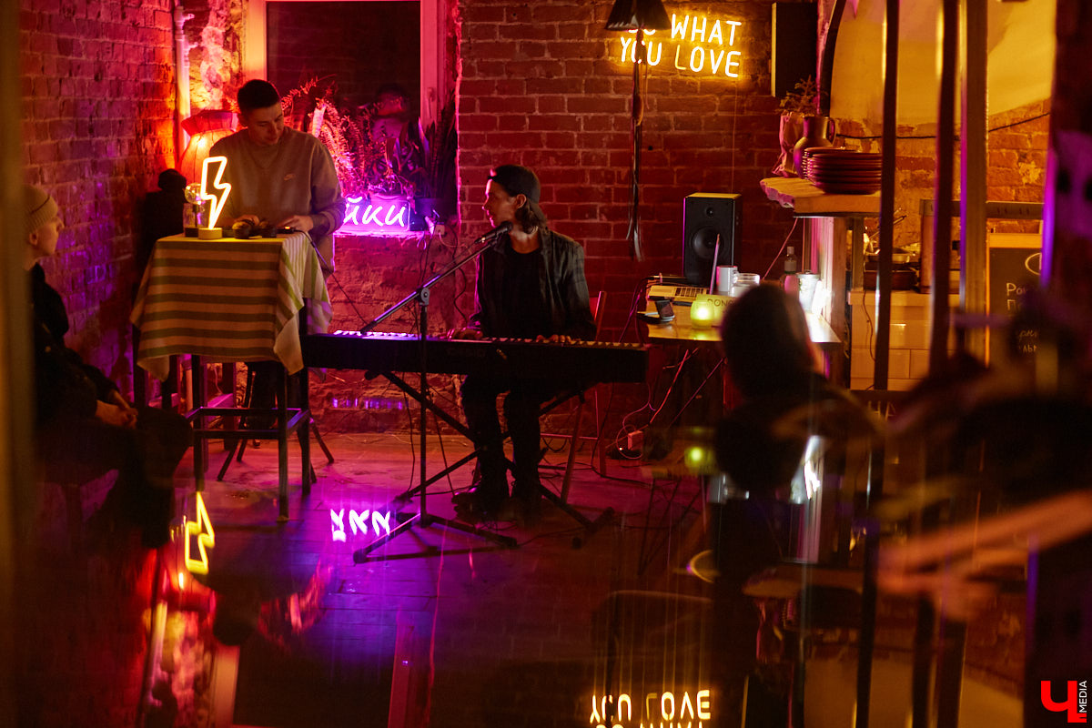 Владимирский пианист Дмитрий Ленский зарабатывает деньги игрой в ресторанах и усадьбах Суздаля, но для души выбирает ламповые выступления и путь к успеху с собственным репертуаром.