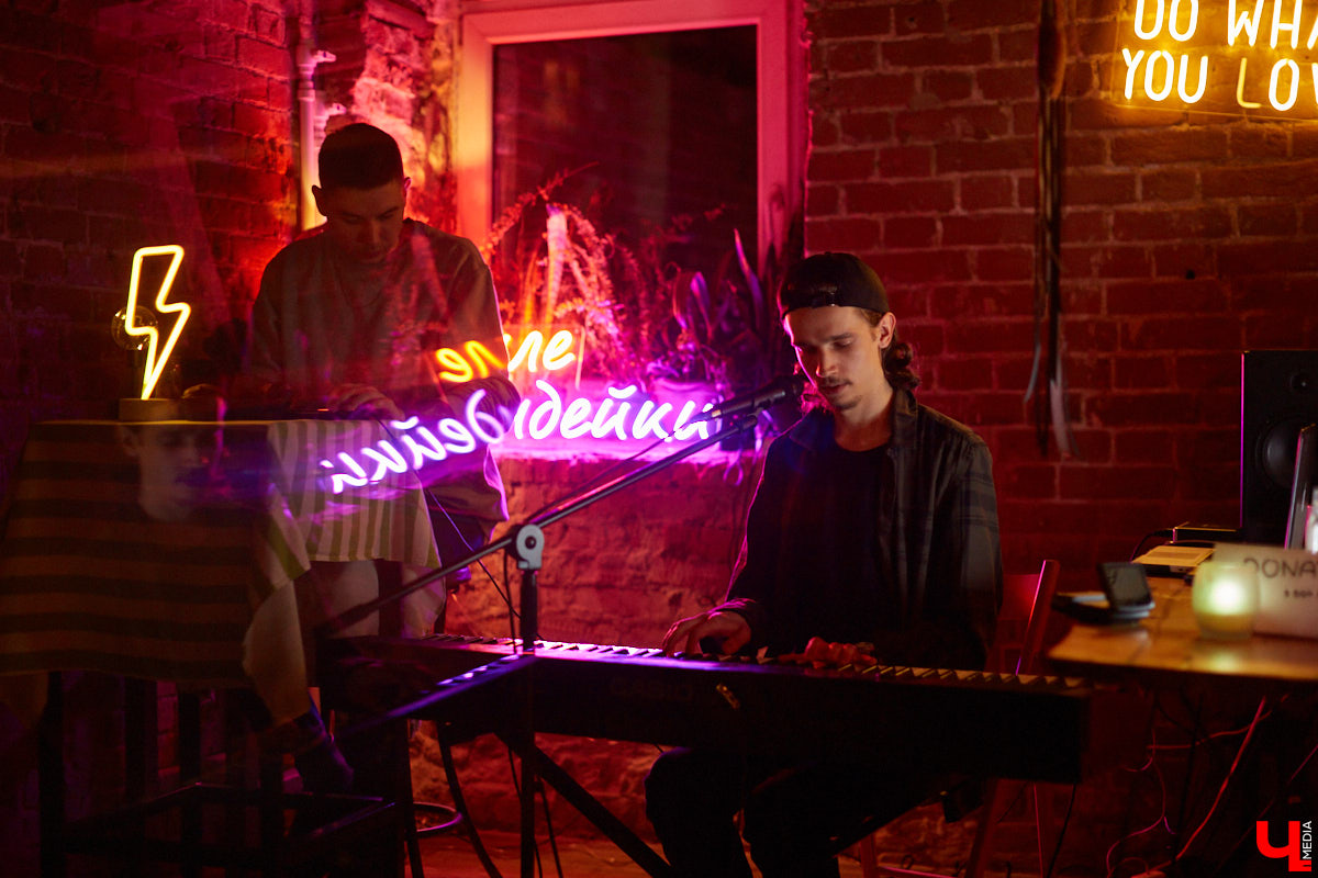 Владимирский пианист Дмитрий Ленский зарабатывает деньги игрой в ресторанах и усадьбах Суздаля, но для души выбирает ламповые выступления и путь к успеху с собственным репертуаром.