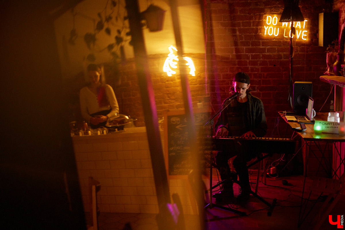 Владимирский пианист Дмитрий Ленский зарабатывает деньги игрой в ресторанах и усадьбах Суздаля, но для души выбирает ламповые выступления и путь к успеху с собственным репертуаром.