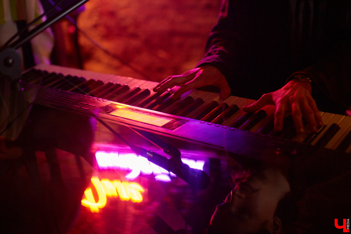 Владимирский пианист Дмитрий Ленский зарабатывает деньги игрой в ресторанах и усадьбах Суздаля, но для души выбирает ламповые выступления и путь к успеху с собственным репертуаром.