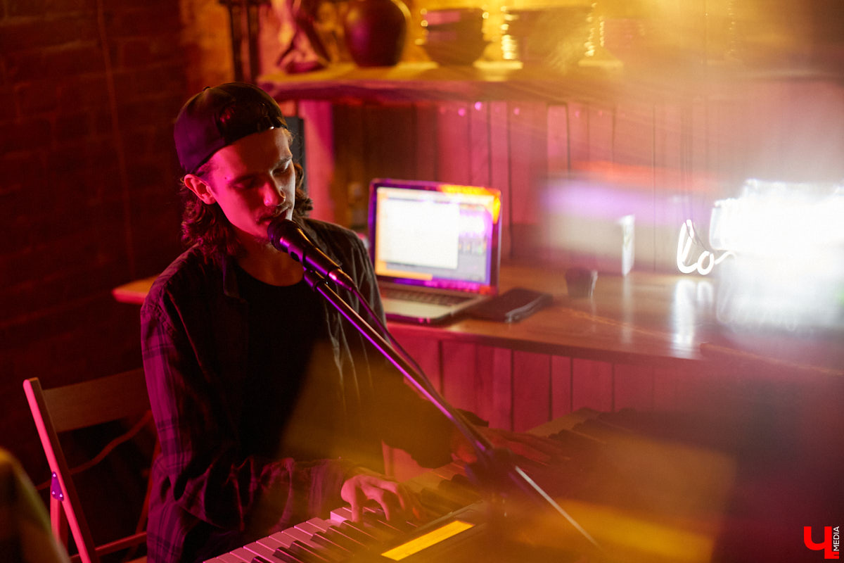 Владимирский пианист Дмитрий Ленский зарабатывает деньги игрой в ресторанах и усадьбах Суздаля, но для души выбирает ламповые выступления и путь к успеху с собственным репертуаром.