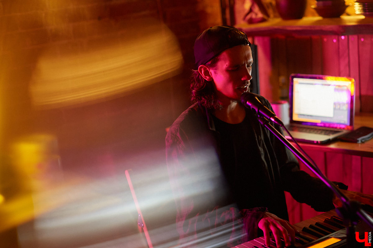 Владимирский пианист Дмитрий Ленский зарабатывает деньги игрой в ресторанах и усадьбах Суздаля, но для души выбирает ламповые выступления и путь к успеху с собственным репертуаром.